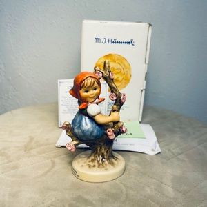 Goebel M.J. Hummel Apple Tree Girl Vintage Porcelain Figurine